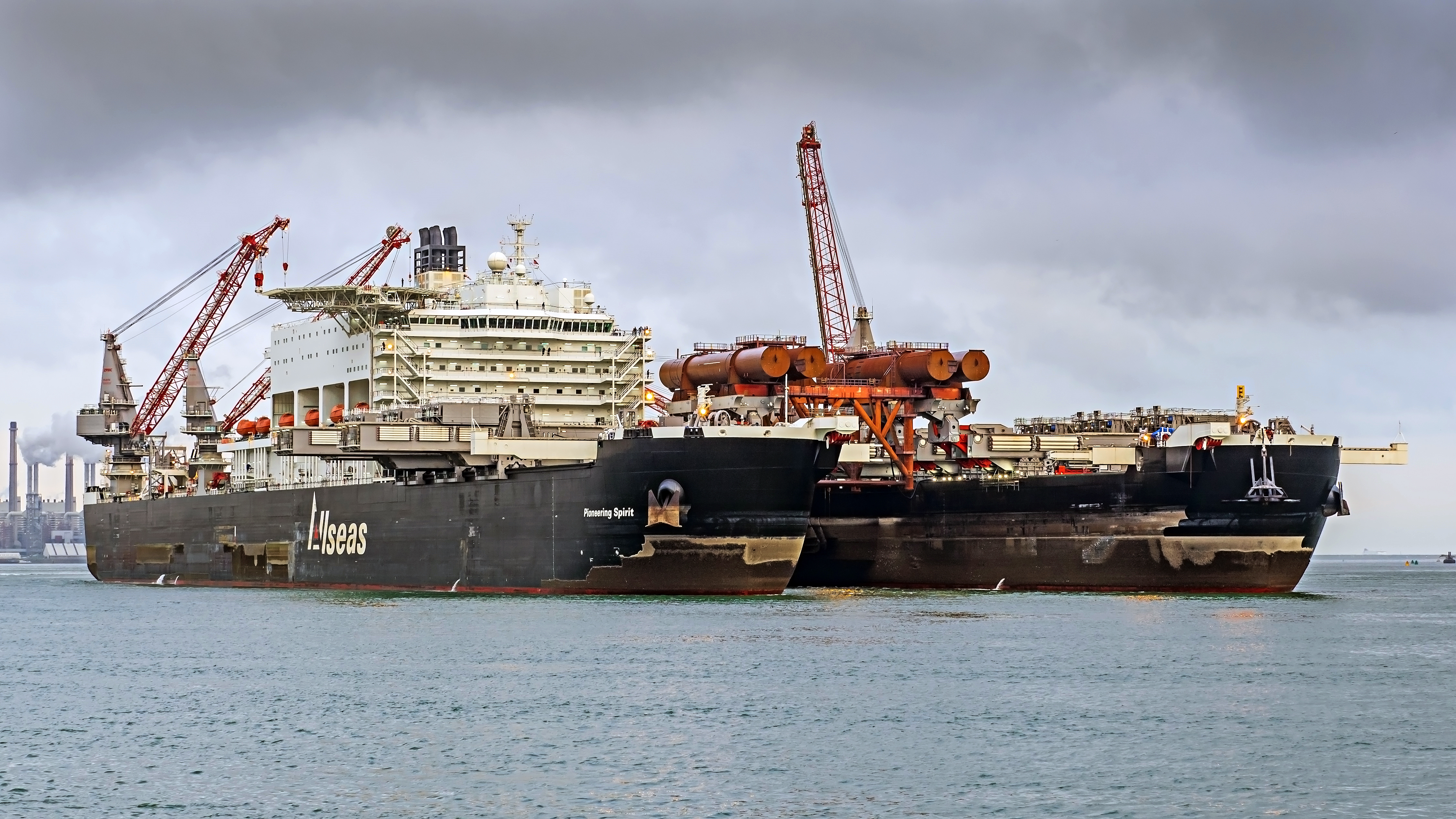 Pioneering Spirit als reales Offshore-Schiff auf See